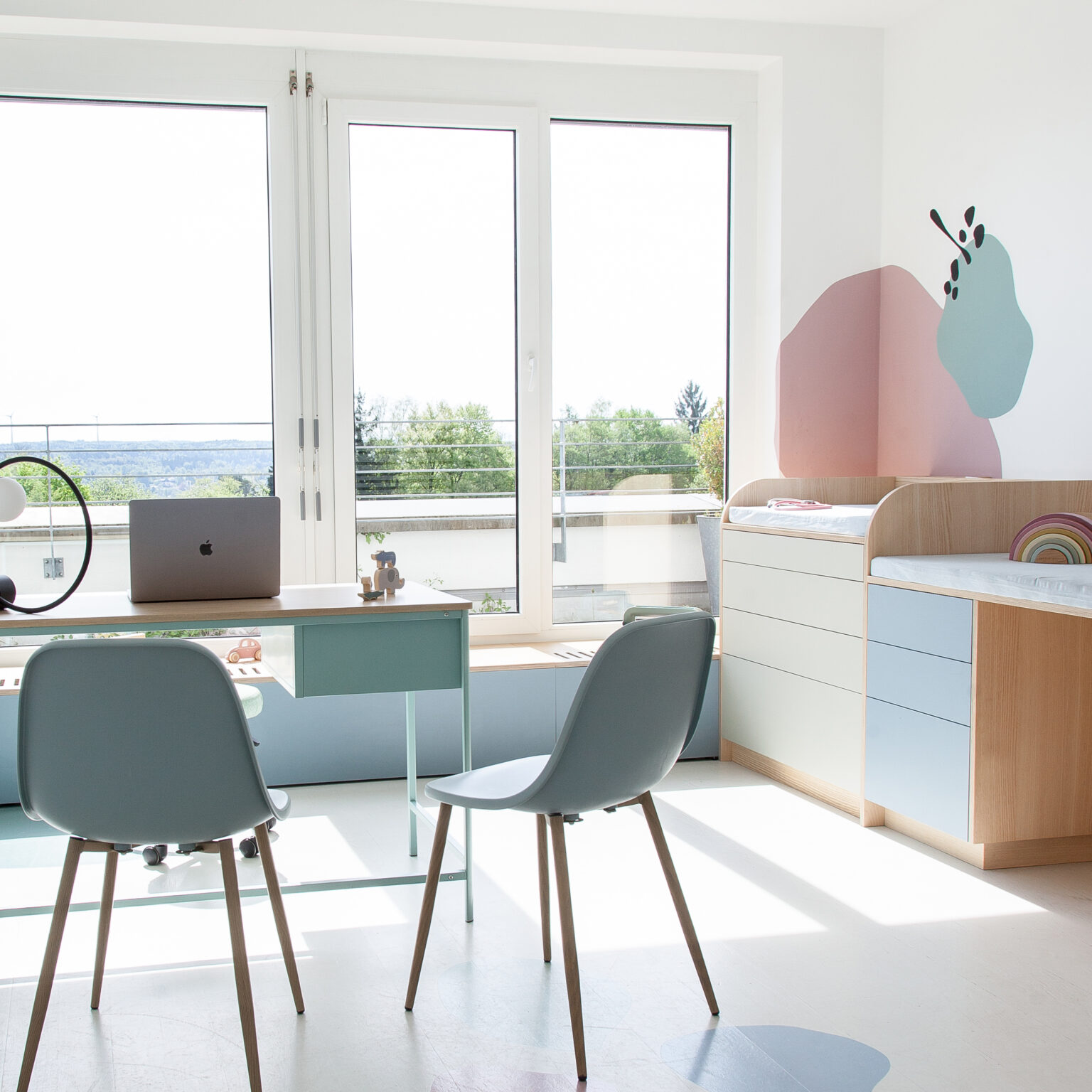 Helles Untersuchungszimmer der Praxis