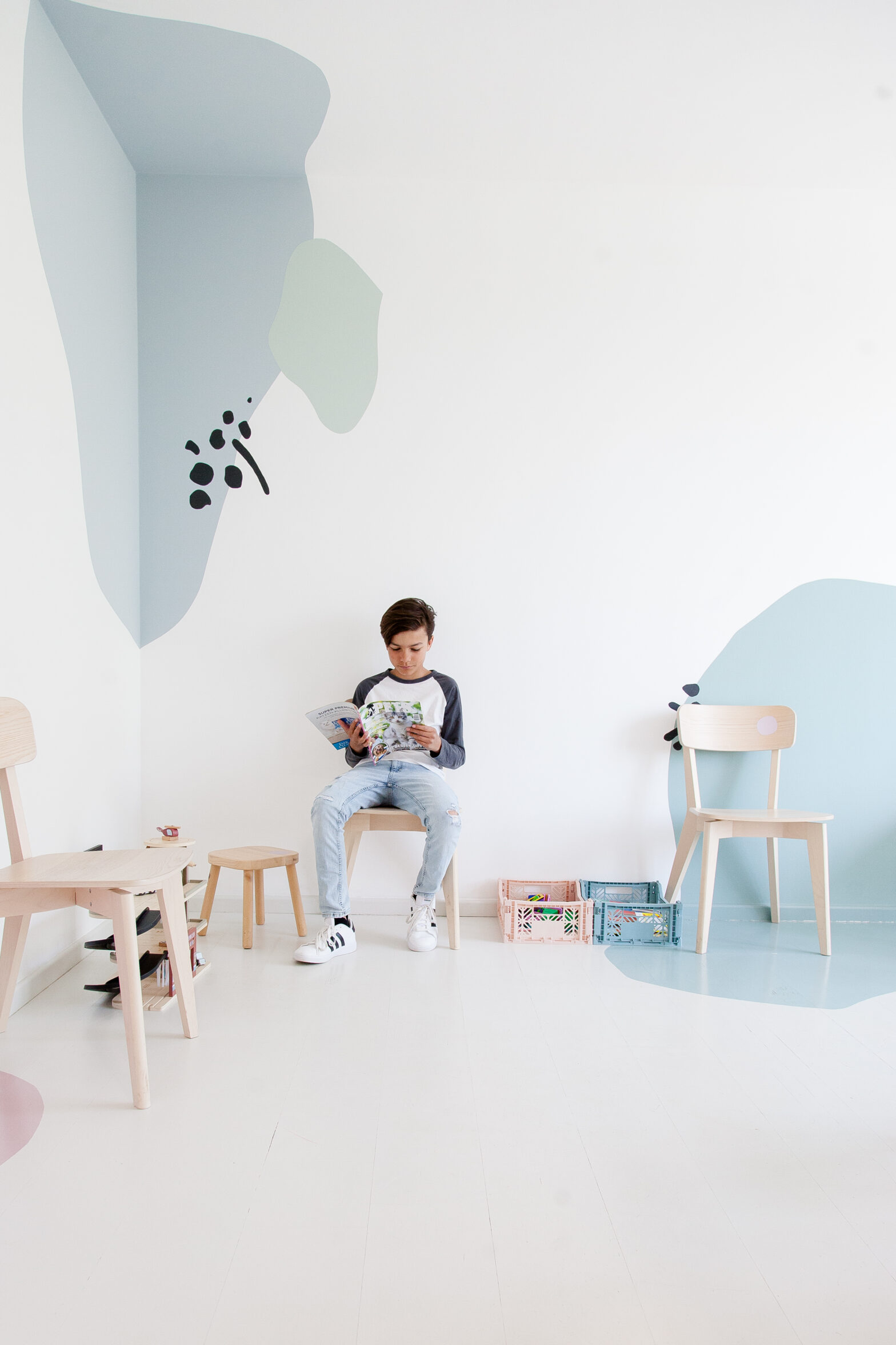Heller Wartebereich der Kinderarztpraxis